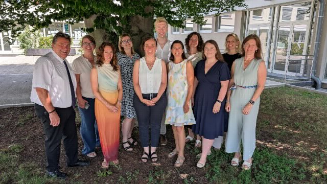 Das Erasmus-Team des BG Horn, abgebildet im Schulhof der Schule.